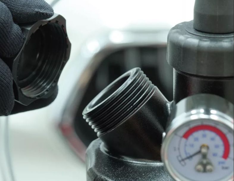 BRAKE PRESSURE BLEEDER SET WITH A 5-LITER TANK AND A EUROPEAN STANDARD THREADED ADAPTER