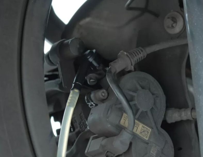 BRAKE PRESSURE BLEEDER SET WITH A 5-LITER TANK AND A EUROPEAN STANDARD THREADED ADAPTER