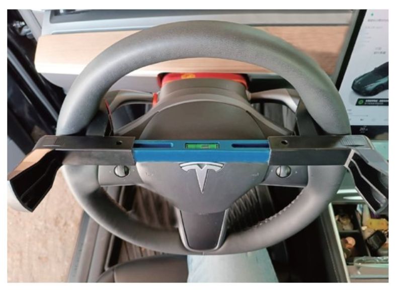 DOUBLE- SIDED STEERING WHEEL ALIGNMENT TOOL